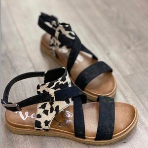 Very G Jayla Strappy Sandal in Black Size 9